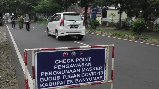Cek poin pemeriksaan pengguna jalan di Purwokerto, termasuk kewajiban penggunaan masker. (Foto: Liputan6.com/Humas Pemkab Banyumas)