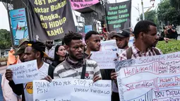 Massa Papua yang tergabung dalam Solidaritas Merauke melakukan aksi unjuk rasa di depan Kantor Menteri Agraria dan Tata Ruang/Kepala Badan Pertanahan Nasional (ATR/BPN), Selasa (7/10/2025). (Yasuyoshi CHIBA/AFP)