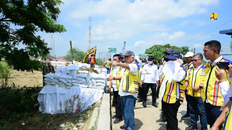 Menteri Pekerjaan Umum dan Perumahan Rakyat (PUPR) Basuki Hadimuljono mengintruksikan agar perbaikan darurat tanggul Sungai Wulan di Kabupaten Demak