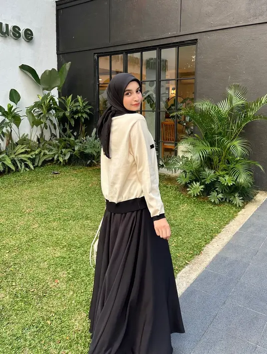 Penampilan gemas Cut Intan Nabila pakai atasan sweater cokelat dengan rok panjang dan padu padan hijab polos yang sama-sama berwarna hitam. [Foto: Instagram/cut.intannabila]