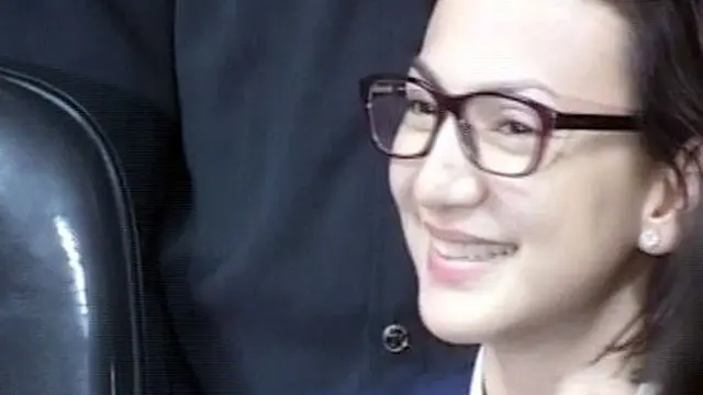 Wanda Muncul dengan Senyum Merekah