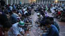 Sejumlah orang berbuka puasa di Masjid Agung Istiqlal, Jakarta, Minggu (28/5). Sebanyak 5000 kotak makanan dibagikan untuk berbuka pada hari Jumat - Minggu. (AP Photo / Dita Alangkara)