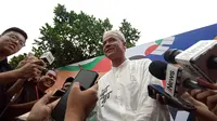Calon Presiden nomor urut O3 Ganjar Pranowo sedang memberikan keterangan kepada wartawan setelah orasi kampanye akbar di RTH Maron Genteng Banyuwangi (Hermawan Arifianto/Liputan6.com)