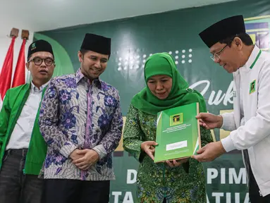 Pasangan Bakal Calon Gubernur Jawa Timur, Khofifah Indar Parawansa-Emil Dardak menerima surat rekomendasi dari Dewan Pimpinan Pusat (DPP) Partai Persatuan Pembangunan (PPP) yang diserahkan secara resmi oleh Plt Ketua Umum PPP Muhamad Mardiono, Jakarta, Jumat (12/7/2024). (Liputan6.com/Angga Yuniar)