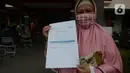 Warga Kelurahan Gedong memperlihatkan kartu vaksinasi seusai disuntik vaksin Covid-19 di Jakarta, Rabu (23/6/2021). World Health Organization mengatakan vaksin Covid-19 masih menjadi cara yang ampuh untuk memerangi varian virus corona. (merdeka.com/Imam Buhori)