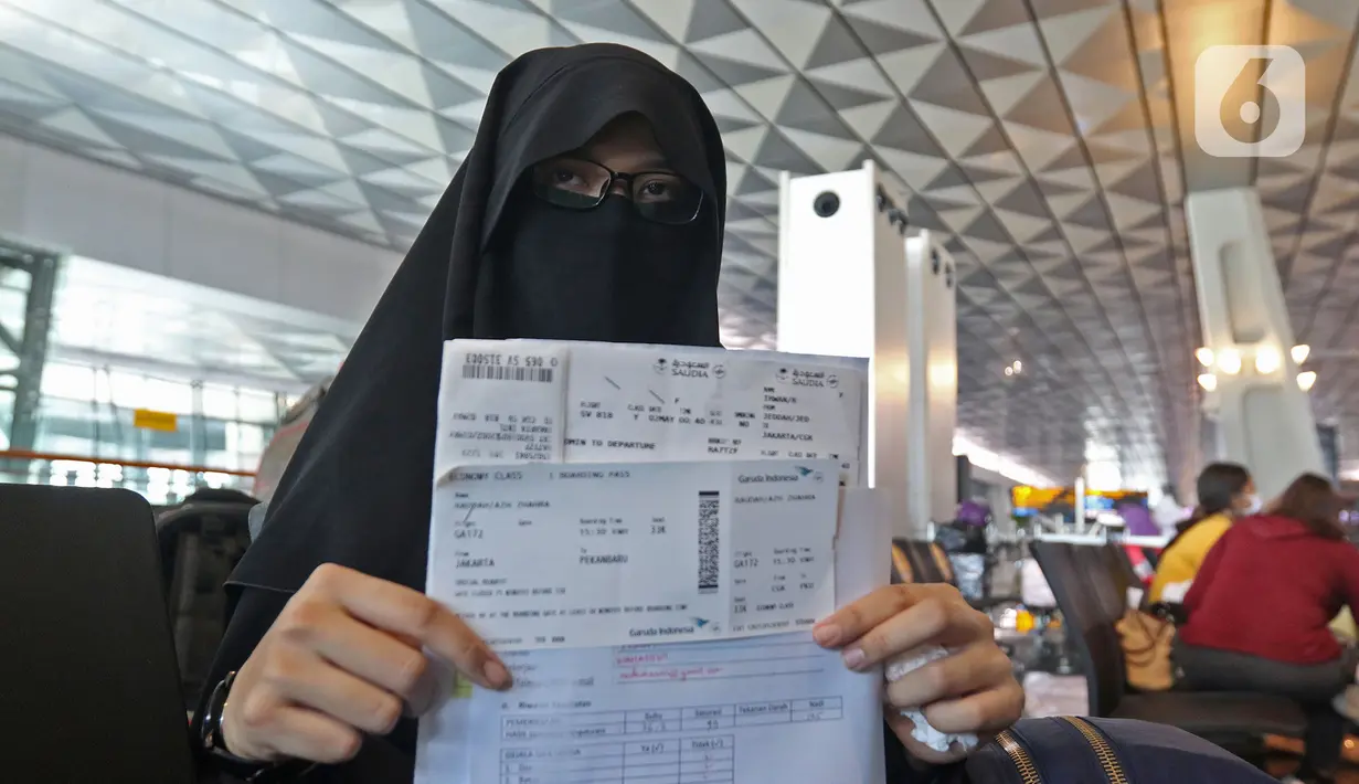 Calon penumpang dengan izin khusus kembali ke daerah asal usai pendidikan di Arab Saudi menunjukan surat syarat terbang di Terminal 3 Bandara Soekarno Hatta, Tangerang, Kamis (7/5/2020). Pemerintah membuka kembali penerbangan domestik dengan penumpang bersyarat. (Liputan6.com/Herman Zakharia)