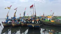 Kemenhub memberikan bantuan pas kecil kapal tradisional dan alat keselamatan kapal ke nelayan dan awak kapal tradisional di Provinsi Lampung. (Dok Kemenhub)