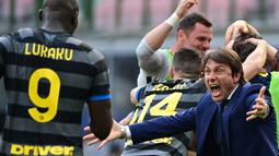 Namun, Conte akhirnya tetap bertahan dan terus membangun skuadnya. Conte akhirnya berhasil menebus kegagalannya di musim sebelumnya pada musim ini. Inter dibawanya menjadi juara Serie A dengan menyisakan empat pertandingan. (Foto: AFP/Miguel Medina)