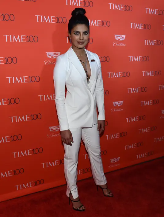 Aktris Bollywood Priyanka Chopra saat menghadiri acara Time 100 Gala 2016 di New York, Selasa (26/4). Mantan peraih mahkota Miss World itu tampil elegan sekaligus seksi dengan balzer putih. (TIMOTHY A. CLARY/AFP)
