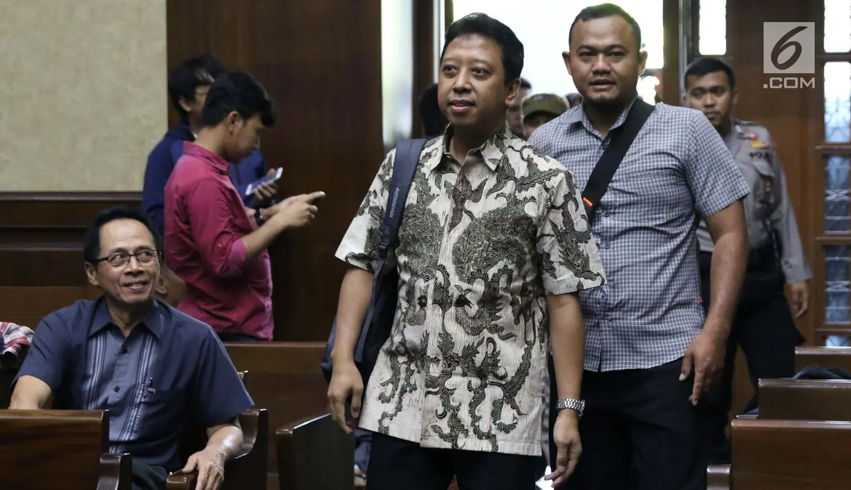 Mantan Ketua Umum PPP, M Romahurmuziy (tengah) bersiap menjalani sidang pembacaan dakwaan di Pengadilan Tipikor, Jakarta, Rabu (11/9/2019). JPU KPK mendakwa M Romahurmuziy terlibat kasus suap jual-beli jabatan di lingkungan Kementerian Agama (Kemenag). (Liputan6.com/Helmi Fithriansyah)