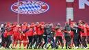 Para pemain Bayern Munchen merayakan gelar juara usai menaklukkan Moenchengladbach pada laga Liga Jerman di Allianz Arena, Sabtu (8/5/2021). Bayern Munchen menang enam gol tanpa balas. (Peter Kneffel/Pool via AP)