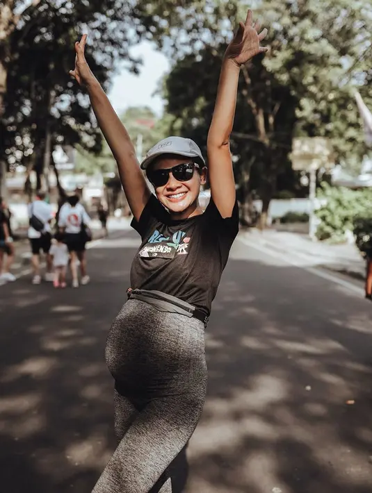 Meski sedang mengandung anak kedua, Andien tetap tampak energik. Ia tak terlihat kelelahan saat lari 10 Km. Dari beragam foto yang diunggah Andien, ia terlihat sangat bersemangat di sepanjang jalan. (Liputan6.com/IG/@andienaisyah)