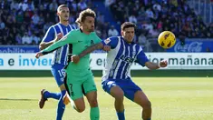 Penyerang Atletico Madrid #07 Antoine Griezmann berebut bola dengan bek Deportivo Alavez #27 Javi Lopez dalam lanjutan jordana 32 LaLiga Spanyol di Stadion Estadio de Mendizorroza, Minggu (21/4/2024) malam WIB. (CESAR MANSO / AFP)