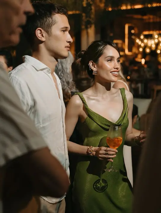 <p>Cinta melengkapi tampilannya dengan berbagai aksesori warna gold, mulai dari beberapa anting di telinganya, gelang, dan cincin. Ia memilih tampil tanpa kalung. [@claurakiehl]</p>