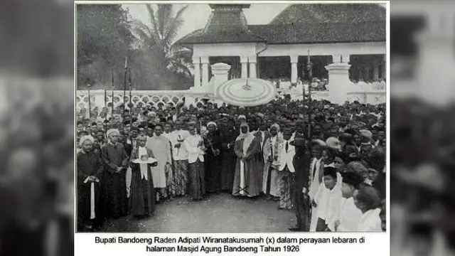 Indonesia tempo dulu sangat terlihat momen kebersamaannya. Belum ada smartphone, anak muda pada zaman tersebut larut dalam kegembiraan Lebaran bersama keluarga.