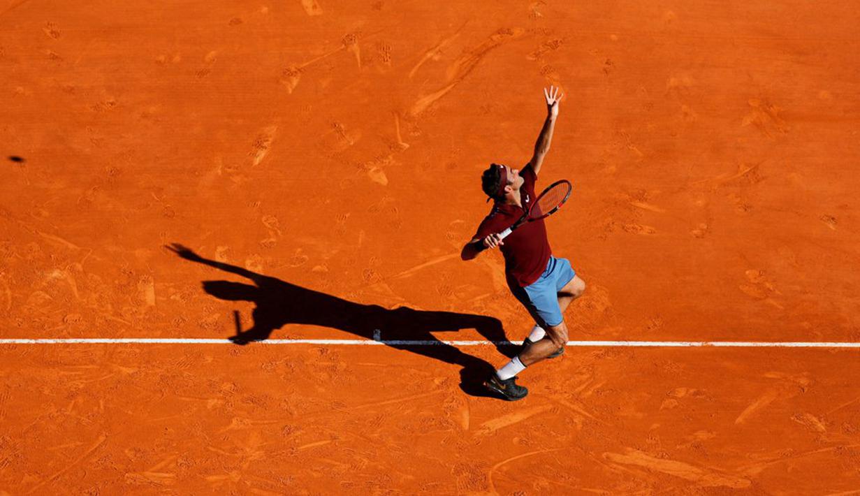 Aksi petenis Swiss, Roger Federer saat melawan petenis Spanyol, Guillermo Garcia-Lopez, dalam turnamen tenis Monte Carlo Masters di Monaco, (12/4/2016). (Reuters/Eric Gaillard)