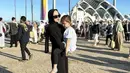 Aura Kasih mengenakan long dress hitam dipadukan pashmina saat Idul Adha. @aurakasih.