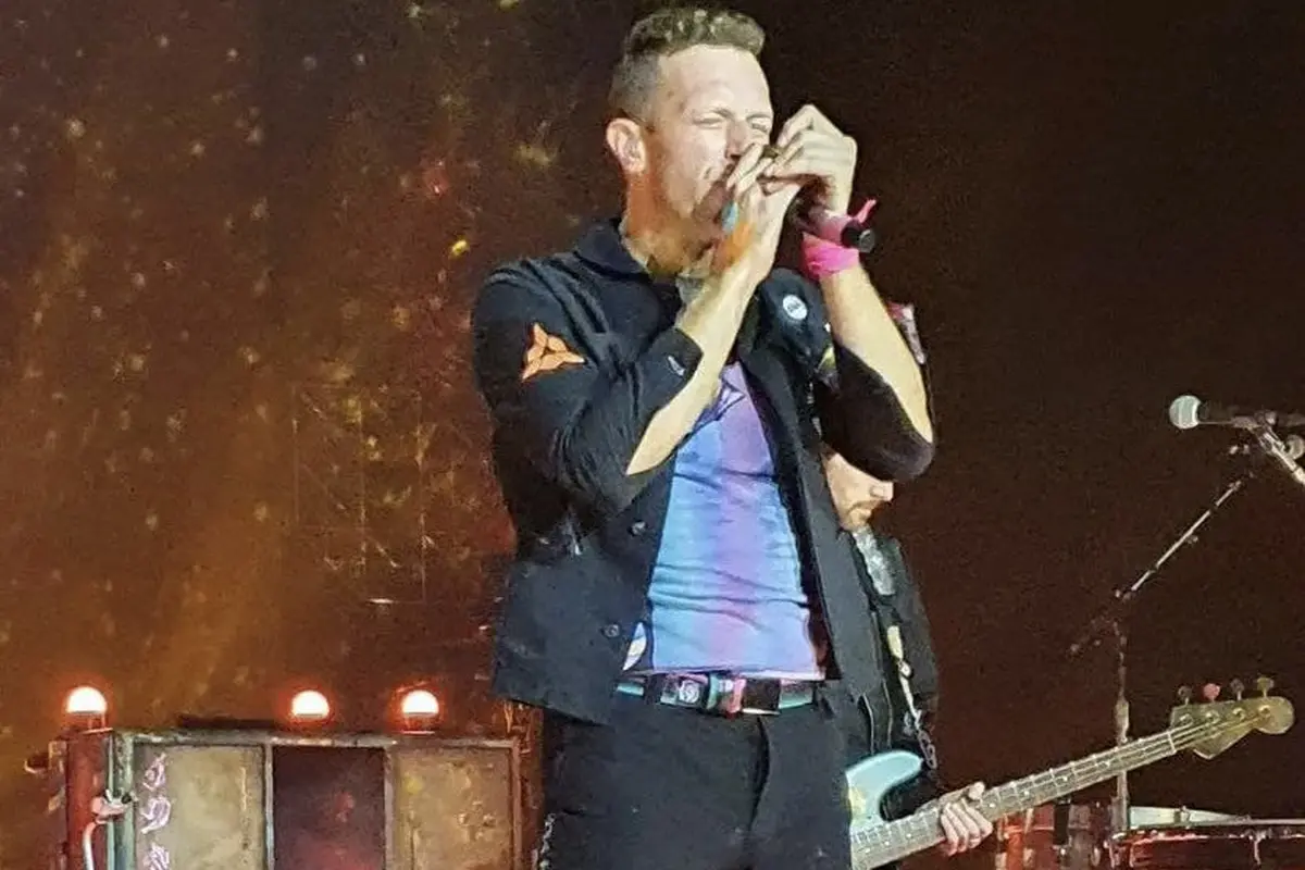 Chris Martin Kenakan Sepatu dari Tempat Sampah untuk Era Album Coldplay Terbaru/dok. Instagram @coldpayplayinghq