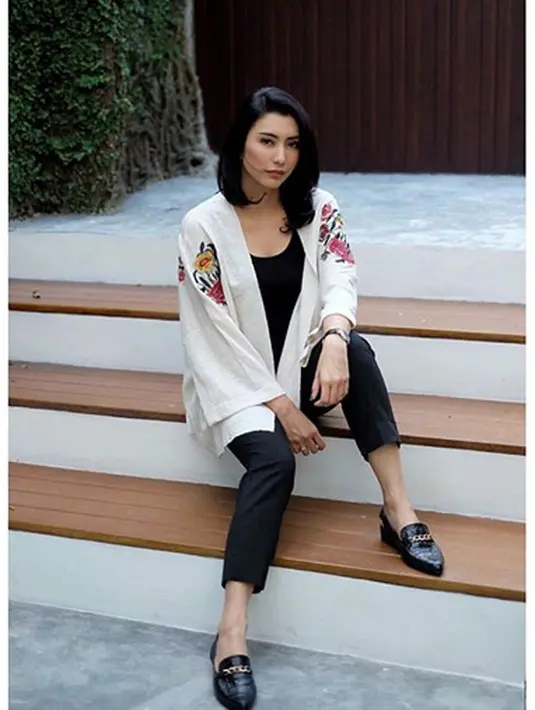 Walau ada komentar negatif, banyak juga penggemarnya yang membela dan memberikan dukungan pada Tyas Mirasih. Istri dari Raiden Soedjono itu juga terlihat beberapa kali meladeni netizen. (Instagram/tyasmirasih)