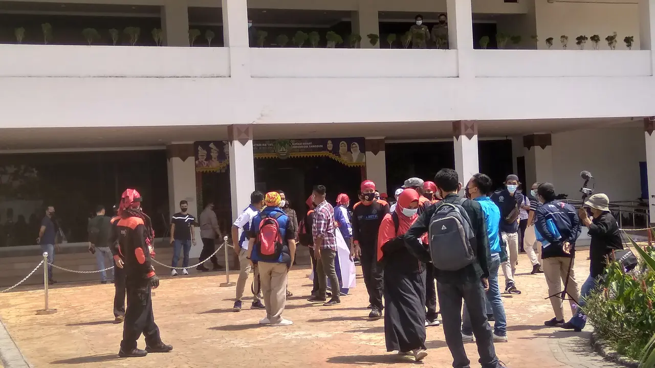 Buruh tetap menggelar aksi pada May Day walau tak sekolosal tahun-tahun sebelumnya. (Foto: Liputan6.com/Ajang Nurdin)