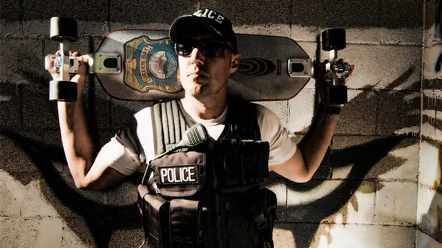 Tak Biasa, Polisi di Amerika Serikat Patroli dengan Skateboard