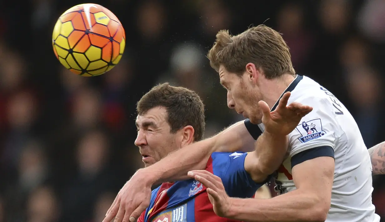 Pemain Tottenham Hotspur, Jan Vertonghen (kanan) berebut bola dengan pemain Crystal Palace, James McArthur dalam laga Liga Inggris di Stadion Selhurst Park, London, (23/1/2016). (AFP/Glyn Kirk)