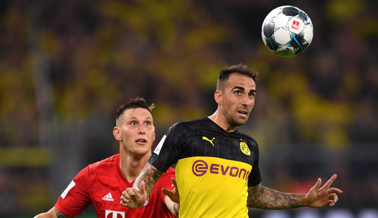 Striker Dortmund, Paco Alcacer, duel udara dengan bek Bayern Munchen, Niklas Sule, pada laga Piala Super DFL di Stadion Signal Iduna, Dortmund, Sabtu (3/8). Dortmund menang 2-0 atas Munchen. (AFP/Ina Fassbender)