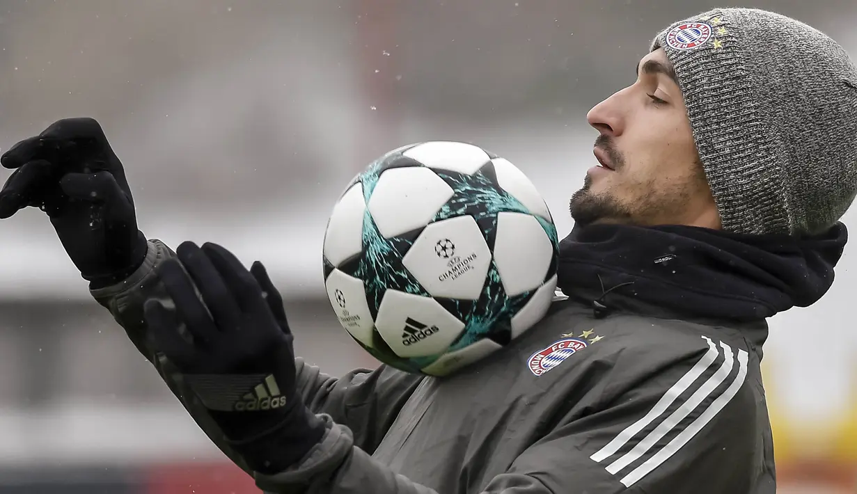 Bek Bayern Munchen, Mats Hummels, mengontrol bola saat latihan di Munchen, Senin (4/12/2017). Munchen bersiap jelang laga big match Liga Champions melawan PSG. (AFP/Guenter Schiffmann)