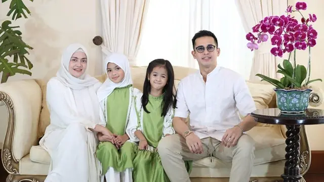 6 Potret Eks Ibu Mertua Olla Ramlan yang Awet Muda, Dikira Istri Baru Aufar Hutapea
