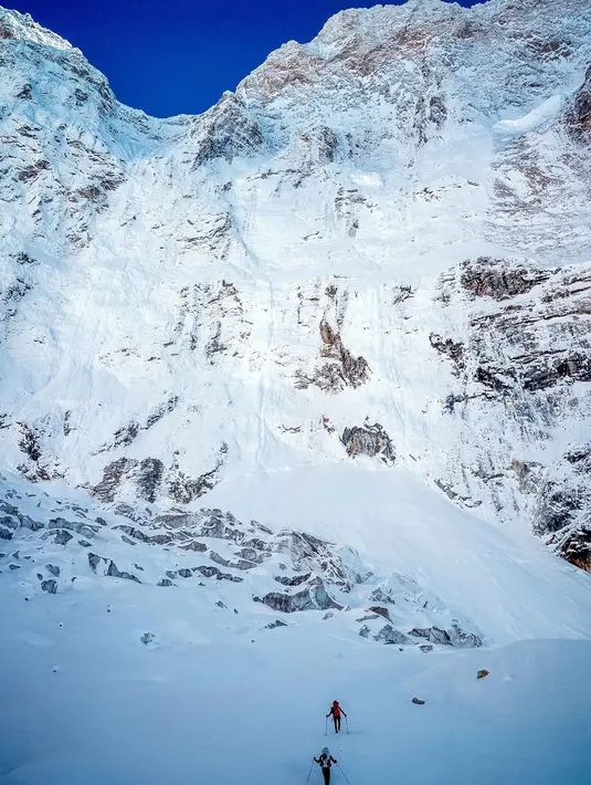 Mereka mendaki dengan gaya alpine style. Dengan menerapkan mode pendakian alpine style berarti mereka membawa semua perlengkapan sendiri dan tidak menggunakan tali yang sudah terpasang. Dalam foto yang diambil pada 12 Oktober 2025 ini, pendaki gunung Prancis Benjamin Vedrines dan Nicolas Jean menuju puncak Jannu East, pendakian pertama ke puncak setinggi 7.468 meter di Nepal timur. (Quentin DEGRENNE/AFP)