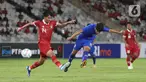 Pemain belakang timnas Indonesia U-20, Sulthan Zaky Pramana Putra (kiri) berusaha menahan tendangan bola dari Paripan Wongsa (Thailand U-20) saat International Friendly Match di di Stadion Utama Gelora Bung Karno (SUGBK), Jakarta Pusat, pada Jumat (26/1/2024). (Bola.com/M Iqbal Ichsan)