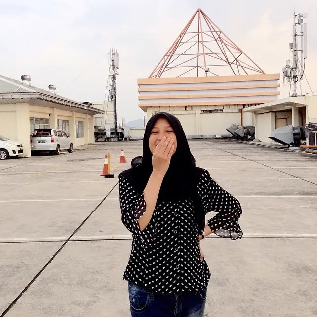 6 Foto Lawas Dinan Fajrina Istri Doni Salmanan, Curi Perhatian