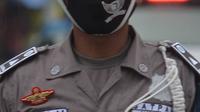 Seorang Satuan Pengamanan (Satpam) terlihat di salah satu perkantoran kawasan Jakarta, Selasa (16/2/2021). Seragam baru berwarna cokelat mirip seragam polisi tersebut untuk memuliakan Satpam dan menjadikan unsur pengamanan menjadi bagian penting dalam suatu aktivitas. (merdeka.com/Imam Buhori)
