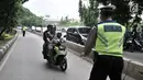 Polisi memberhentikan sepeda motor yang melintasi jalur bus Transjakarta di Jalan Yos Sudarso, Jakarta, Senin (21/1). Razia ini sekaligus meningkatkan kedisiplinan dalam berkendara. (Merdeka.com/Iqbl Nugroho)