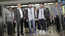 Pebulutangkis ganda putra Indonesia, Kevin Sanjaya/Marcus Gideon, tiba di Bandara Soekarno Hatta. Mereka kembali ke tanah air usai meraih gelar All England usai menundukan pasangan China, Li Junhui/Liu Yuchen. (Bola.com/M Iqbal Ichsan)