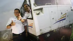 Penyanyi Didi Kempot bersama Direktur Utama PT KAI Edi Sukmoro foto bersama di Stasiun Gambir, Jakarta, Kamis (9/3). Didi Kempot bertugas membantu menyosialisasikan produk, layanan, dan kebijakan PT KAI kepada masyarakat. (Liputan6.com/Immanuel Antonius)