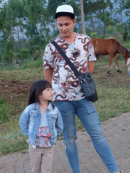 Begini jadinya jika Andhika Pratama menemani anaknya yang sedang bermain. (foto: instagram.com/andhiiikapratama)