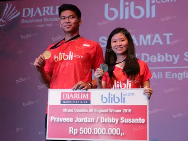 Praveen Jordan dan Debby Susanto Juara Ganda Campuran All England 2016 menerima bonus dari PB Djarum di Plasa Senayan, Jakarta, Selasa (22/3/2016). (Bola.com/Nicklas Hanoatubun)