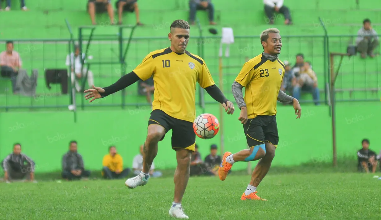 Cristian Gonzales (kiri) terlihat berlatih menendang bola bersama rekan-rekannya di Stadion Gajayana, Malang, Senin (23/5/2016). (Bola.com/Iwan Setiawan)
