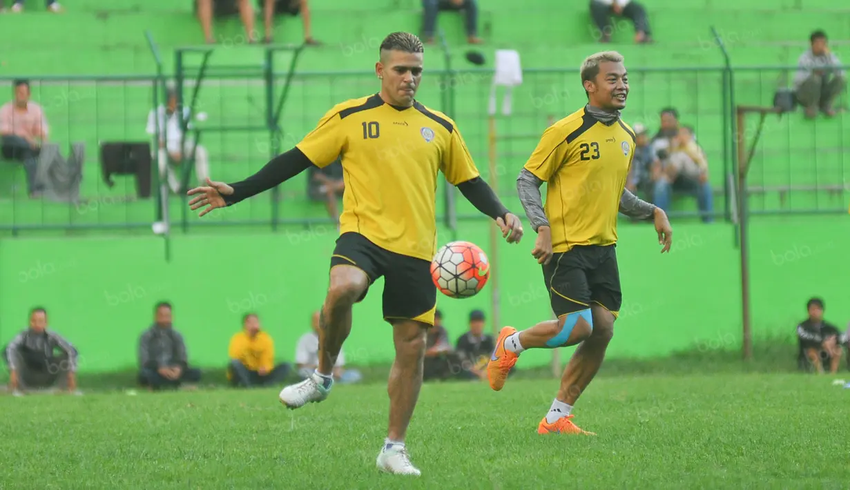 Cristian Gonzales (kiri) terlihat berlatih menendang bola bersama rekan-rekannya di Stadion Gajayana, Malang, Senin (23/5/2016). (Bola.com/Iwan Setiawan)