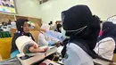 Kedatangan ini menandai dimulainya fase operasional pemberangkatan jemaah haji Indonesia tahun 1447 Hijriah/2026 Masehi. Tampak dalam foto, petugas memeriksa kesehatan calon haji setibanya di Asrama Haji Pondok Gede, Jakarta, Selasa (21/4/2026). (merdeka.com/Arie Basuki)