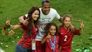 Bruno Alves dan keluarganya saat merayakan kemenangan Portugal atas Prancis pada Final Piala Eropa 2016 di  Stade de France, Saint-Denis, Prancis, (10/7/2016). Portugal menang atas Prancis 1-0. (AFP/Miguel Medina)