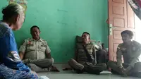 3 oknum Satpol PP Pekanbaru yang mendatangi rumah seorang nenek diduga melakukan pungli. (Liputan6.com/M Syukur)