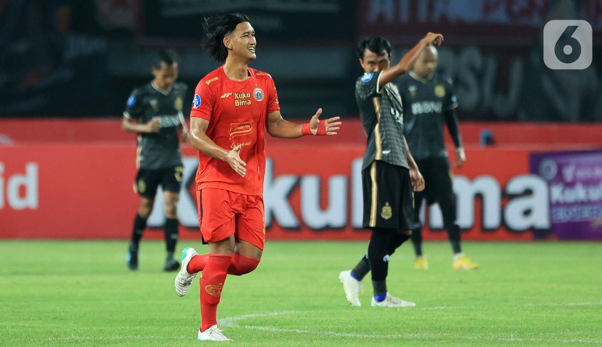 Pada menit ke-74, Persija mencetak gol keempat melalui Akbar Arjunsyah setelah memanfaatkan umpan Witan Sulaeman di depan mulut gawang. Tim Macan Kemayoran pun unggul 4-1. (Bola.com/M. Iqbal Ichsan)