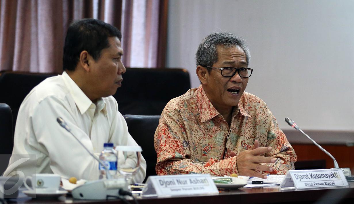 Dirut Bulog Djarot Kusumayakti menyampaikan pendapatnya didampingi Sesper Forum Bulog Djoni Nur Ashari pada rapat dengar pendapat dengan TIM 10 DPD RI terkait kasus Irman Gusman, di Kompleks Parlemen, Jakarta, Selasa (4/10). (Liputan6.com/Johan Tallo)