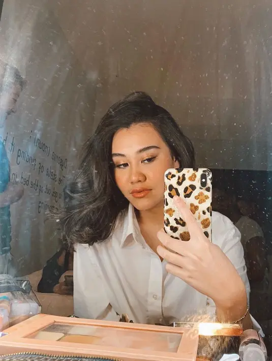 "Dulu cita-cita aku pas SD itu loh (jadi playgirl). Jadi dulu itu kan lagi kumpul keluarga ditanya 'Aaliyah cita-citanya apa', aku bilang 'Playgirl' aku kira playgirl itu anak yang periang gitu kan. Ternyata artinya beda," tutur Aaliyah Massaid lantas tertawa. (Instagram/aaliyahmassaid)