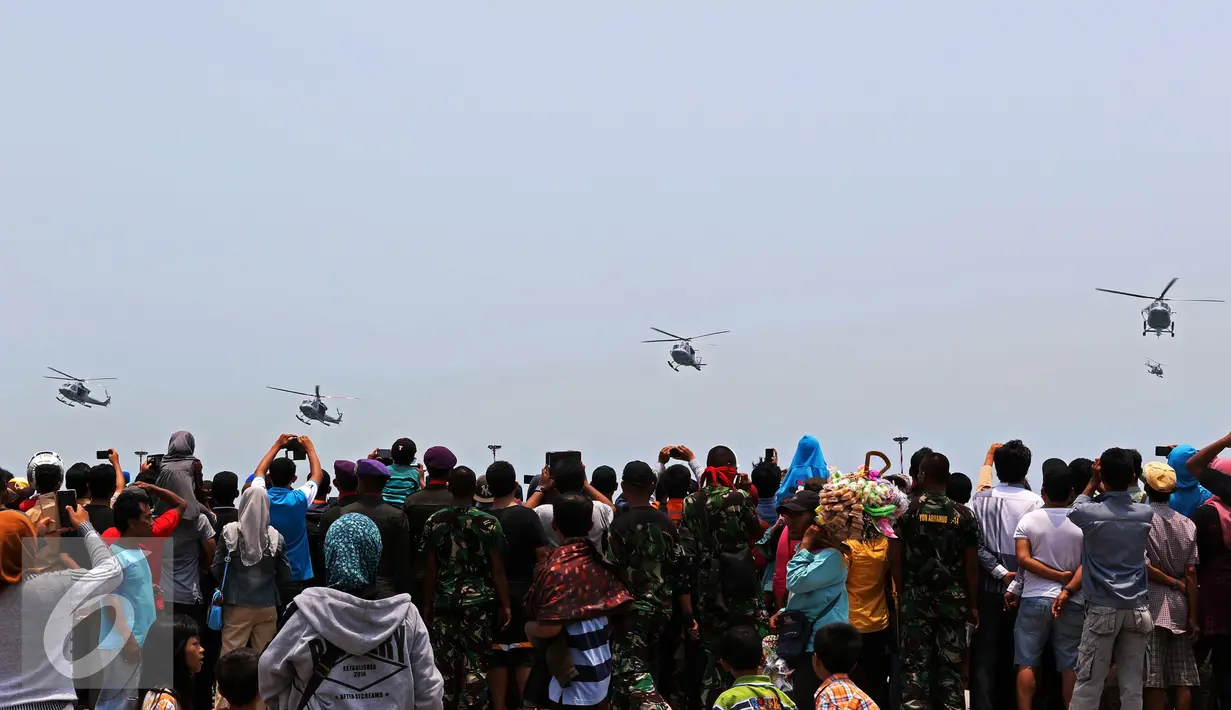 Warga menyaksikan gladi bersih HUT ke-70 TNI di Dermaga Indah Kiat, Cilegon, Banten, Sabtu (3/10/2015). Jelang HUT ke-70 TNI tersebut menjadi daya tarik tersendiri bagi warga untuk menyaksikan secara dekat atraksi TNI. (Liputan6.com/Immanuel Antonius)