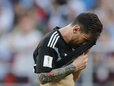 Bintang Argentina, Lionel Messi, tampak sedih usai ditahan imbang Islandia pada laga Grup D Piala Dunia di Stadion Spartak, Moskow, Sabtu (16/6/2018). Dirinya gagal penalti, Argentina ditahan imbang 1-1 oleh Islandia. (AFP/Ricardo Mazalan)