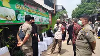 Satpol PP Kota Depok melakukan peneguran dan penghentian kegiatan resepsi pernikahan warga di Kelurahan Mampang, Kecamatan Pancoran Mas, Kota Depok. (Istimewa).