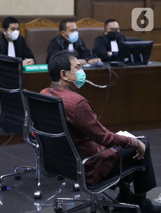 Terdakwa eks Wakil Ketua DPR RI Azis Syamsuddin menjalani sidang di Pengadilan Tipikor, Jakarta, Senin (6/12/2021). Azis menjalani sidang perdana pembacaan surat dakwaan JPU KPK terkait dugaan suap pengurusan perkara yang sedang ditangani KPK di Lampung Tengah. (Liputan6.com/Angga Yuniar)